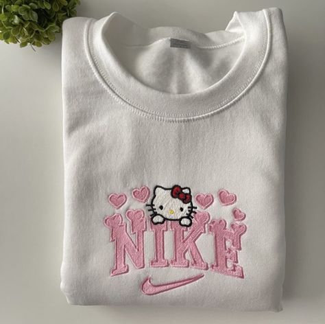 Hello Kitty Nike Sweatshirt, Hello Kitty Nike, Y2k Gifts, Tapeta Z Hello Kitty, Kitty Clothes, Hello Kitty Clothes, Hello Kitty Aesthetic, Hello Kitty Accessories, Hello Kit