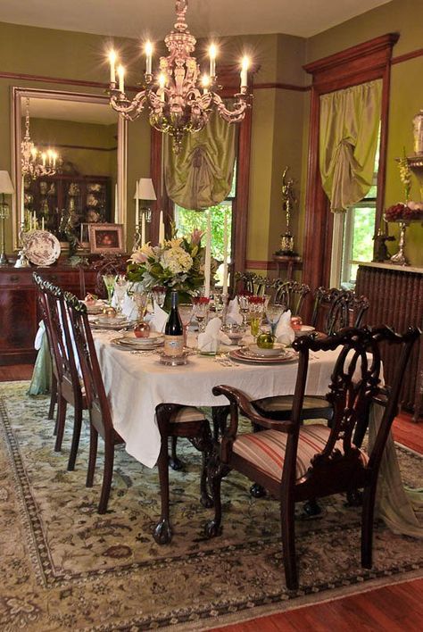 Modern Victorian Dining Room, Modern Home Entrance, Victorian Style Interior, Vintage House Interior, Brick Mansions, Urban Bathroom, Old Style House, Manor Interior, Farmhouse Living Room Design