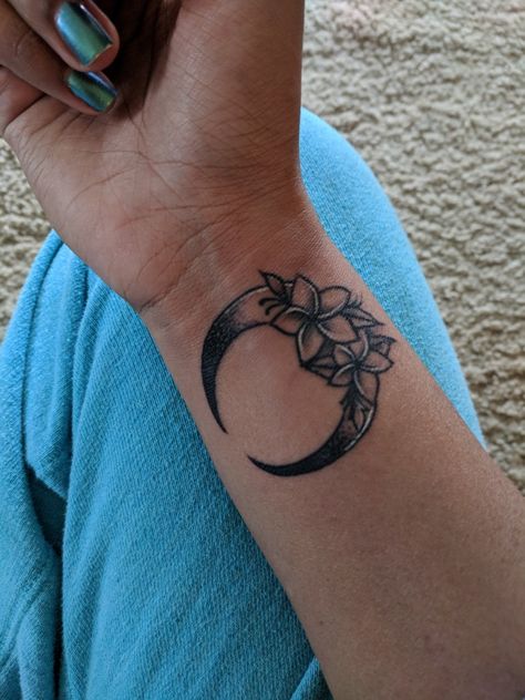 Moon tattoo with plumeria flowers ❤️ Plumeria Wrap Around Tattoo, Plumeria Moon Tattoo, Hawaiian Moon Tattoo, Jagua Design, Tattoo Claims, Plumeria Flower Tattoos, Plumeria Tattoo, Wrist Tattoos Girls, Polynesian Tattoos Women