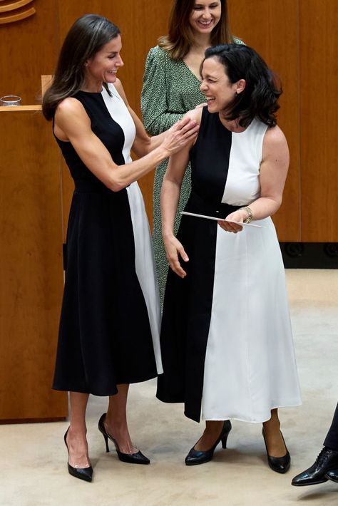 ¡Sorpresa! La reina Letizia e Inmaculada Vivas coincidieron con el mismo vestido en la entrega de un galardón en Extremadura. Por Diana Laura Sánchez La esposa del rey Felipe VI, Letizia se llevó una gran sorpresa al igual que la catedrática de Derecho Civil Inmaculada Vivas, pues llevaron el mismo diseño de la firma española […] The post La reacción de la reina Letizia al ver que una mujer llevó el mismo vestido que ella appeared first on Revista Caras. Spanish Queen, Sculpted Arms, Estilo Real, Royal Life, Women's World Cup, Queen Dress, Royal Engagement, Civil Ceremony, Queen Letizia