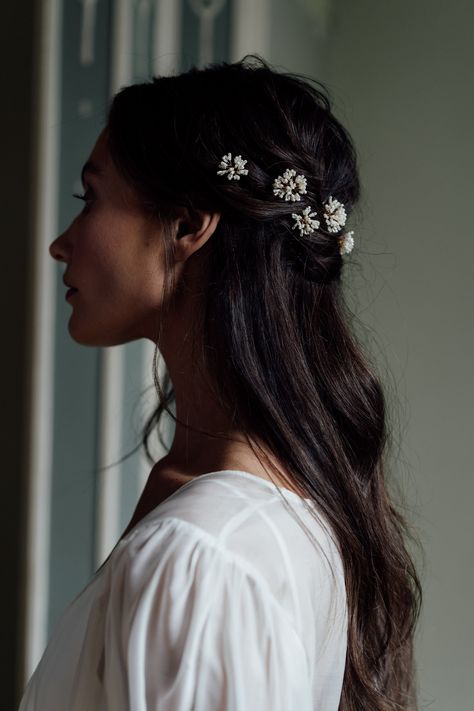 The Nona Hairpins are perfect for adding subtle detail to any hairstyle. Sold as a set of 5 or 7, these delicate ivory beaded flowers are inspired by Dandelion heads. Wired onto discreet hairpins. Eden b. Studio has been creating beautiful bridal accessories for over 7 years. New to Etsy. -Designed & handmade in our studio in the UK -Measurements: 2 large pins 3cm | 3 small pins 2.5cm -Made to order in 2-4 weeks (message us for rush orders) -Toho seed beads, Silver/Gold plated jewellery wire -Th Hair Pin Wedding Hairstyles, Bridal Hair Brown Half Up Half Down, Wedding Hairstyles For Fine Straight Hair, Bridal Hairstyles Flowers, Ethereal Bride Hair, Soft Wedding Waves, Hippy Wedding Hair, Elven Wedding Hair, Straight Hair Bride