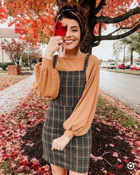 Jumper Dress Outfit, Portret Feminin, Autumn Jumpers, Outfit Chic, Look Retro, Fall Photoshoot, Outfit Inspiration Fall, Mode Inspo, Overall Dress