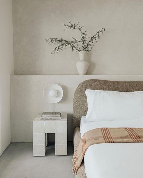 Stone Headboard, Palm Springs Interior Design, Headboard Wall, Clean Bedroom, Modern Bedroom Decor, Bedroom Decor Ideas, Master Bedrooms Decor, Wall Mirrors, Minimalist Bedroom