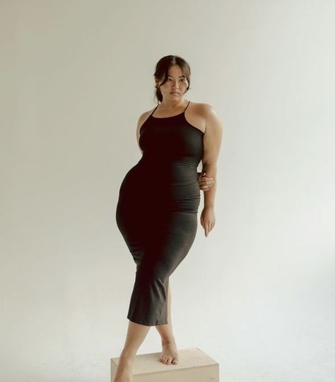 Curvy Editorial Photography, Plus Size Photography Poses Ashley Graham, Plus Size Posing Photography, Plus Model Photoshoot, Big Women Photoshoot Ideas, Plus Size Portrait Photography Poses, Posing Guide For Women Standing, Plus Size Shoot Ideas, Plus Size Test Shoot