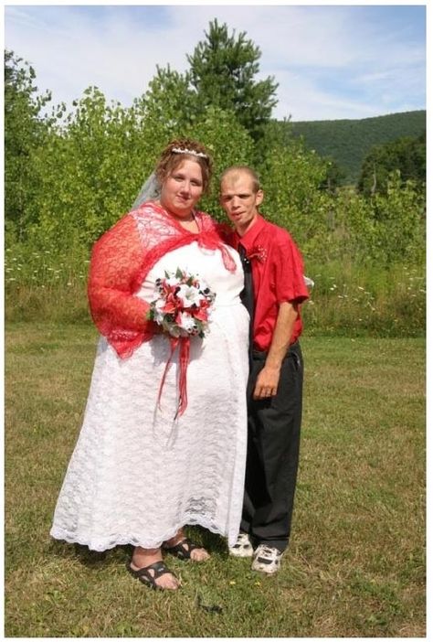 Wedding Photo Fails, Worst Wedding Photos, Ugly Wedding, Weird Wedding Dress, Ugly Wedding Dress, Tacky Wedding, Worst Wedding Dress, Awkward Wedding Photos, Recipes Skillet