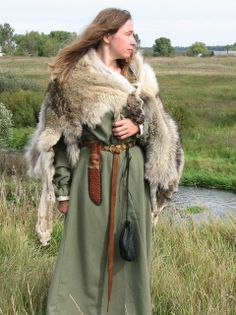 women viking reenactors with furs - Google Search Costume Viking, Viking Cosplay, Viking Garb, Viking Reenactment, Viking Dress, Medieval Clothes, Viking Costume, Viking Women, Viking Clothing