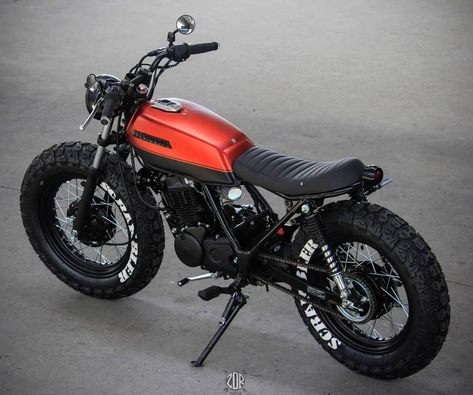 Z D R - C U S T O M ha compartido una foto en Instagram: "🥇 HONDA 150 - FAT Scrambler Disponible, llévatela con promoción! -De los mejores modelos de CUSTOM…" • Consulta 349 fotos y vídeos en su perfil. Estilo Cafe Racer, Sepeda Retro, Custom Bikes Cafe Racers, Motorcycle Helmets Half, Brat Bike, Cafe Racer Moto, Honda Scrambler, Honda 125, Tracker Motorcycle