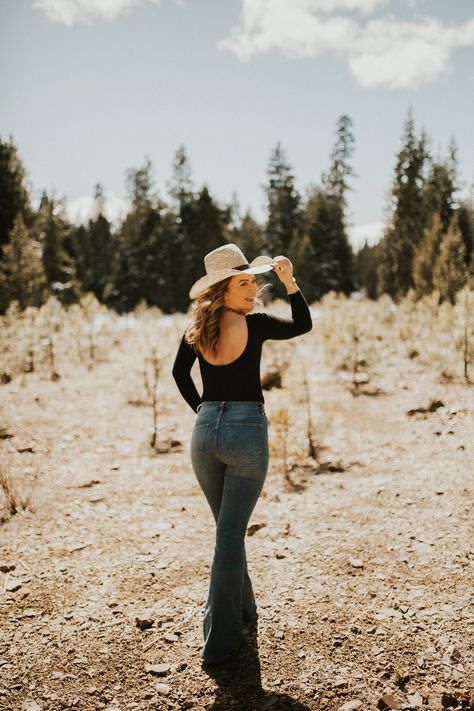 #photography #cowgirl #cowgirlstyle #model Boho Senior Pictures Outfits Country, Western Female Photoshoot, 21st Western Photoshoot, Poses With Cowboy Hat, Cowgirl Boot Photoshoot, Country Poses Picture Ideas, Cowgirl Pictures Ideas, Western Field Photoshoot, Cowgirl Photoshoot Poses