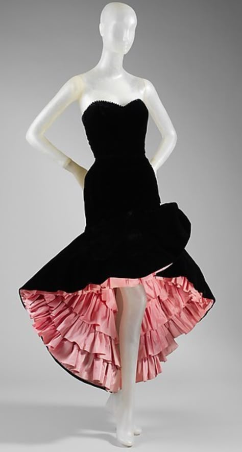 Silk evening dress by House of Balenciaga, Cristobal Balenciaga, 1951. Istoria Modei, Cristobal Balenciaga, Balenciaga Dress, Jacques Fath, Mode Retro, Cristóbal Balenciaga, Argentine Tango, Fashion 1950s, Designer Evening Dresses