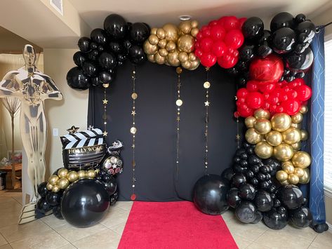 Oscar Night Decorations, Night At The Movies Prom Theme, Night At The Grammys Party, Famous Theme Party, Award Show Birthday Party, Oscar Prom Theme, Oscars Night Party Ideas, Oscars Party Decorations, Movie Theme Balloon Arch