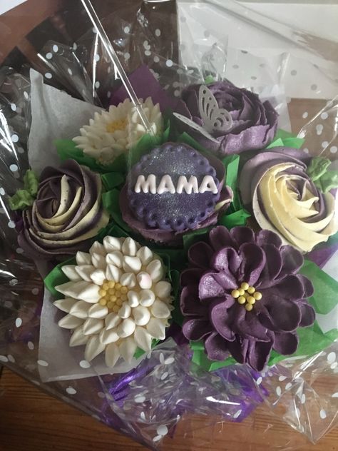 Purple cupcake bouquet Purple Cupcakes, Cupcake Bouquet, Cupcake, Table Decorations, Cake, Purple, Home Decor, Home Décor