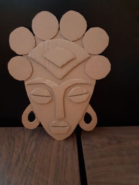 African Art Projects, Cardboard Mask, Shoe Lace Patterns Star, Cardboard Crafts Diy, Afrique Art, Masks Crafts, Afrikaanse Kunst, Cardboard Sculpture, African Art Paintings