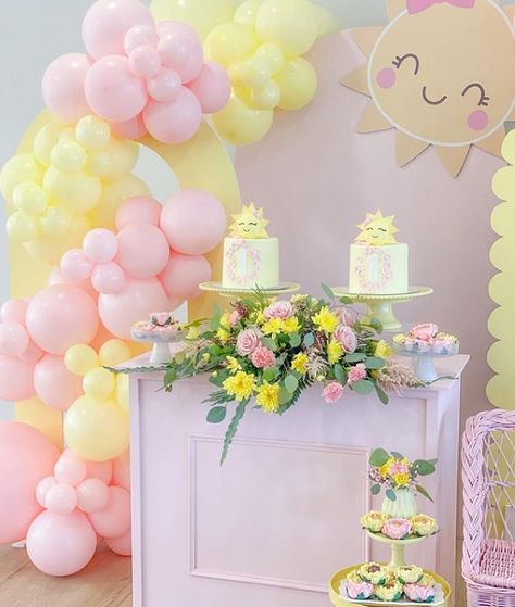 Summer Baby Shower Ideas, Sunshine Birthday Theme, Themed Baby Shower Ideas, Sunshine Baby Shower Invitations, Sunshine Decorations, Sunshine Baby Shower, Sunshine Baby Showers, Baby Shower Deco, Tropical Baby Shower