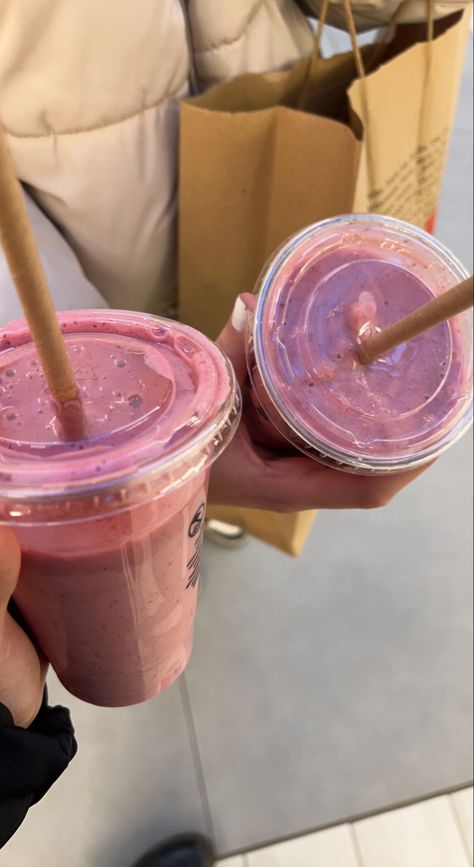 #pink #smoothie #delicious #girltime Smoothie Asthetic Picture, Pink Smoothie Aesthetic, Naked Smoothie, Smoothies Aesthetic, Wellness Cafe, Aesthetic Smoothie, Smoothie Aesthetic, Aesthetic Wellness, Pink Smoothie