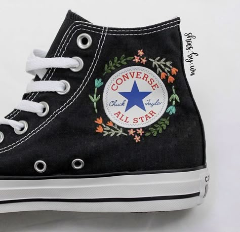 Black Converse Embroidery Diy, Embroidered Black Converse, Black Converse Embroidery, Converse Embroidery Ideas, Converse Noir, Shoe Embroidery, Converse Embroidery, Mode Converse, Embroidered Converse