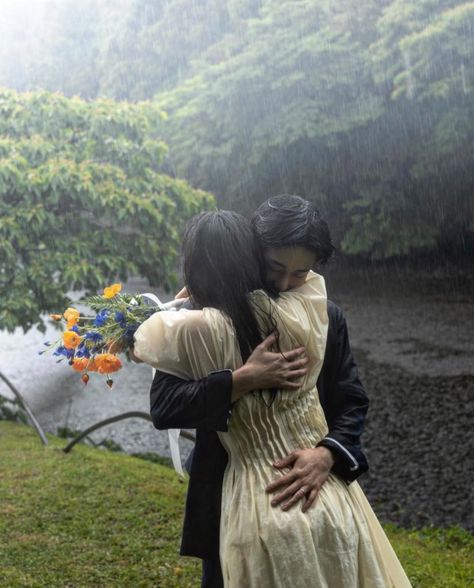 Couple In Rain, A Discovery Of Witches, Wedding Couple Poses Photography, Art Of Love, Summer Romance, Couples Vibe, Cute Couple Poses, Jeju, Couple Aesthetic