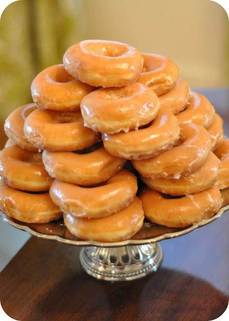 Glazed Donut Cake, Drink Station Ideas, Donut Birthday Cake, Doughnut Party, Donut Display, Krispy Kreme Donuts, Southern Sweet Tea, Donut Cake, Dessert Station