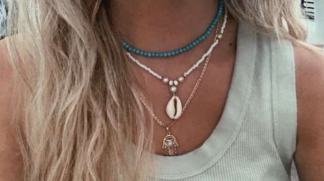 Beach Jewelry Necklaces, Surfer Necklace Aesthetic, Beach Jewelry Ideas, Cute Shell Necklaces, Beachy Layered Necklaces, Get Back Necklaces Aesthetic, Beach Necklaces Aesthetic, Cute Necklace Combos, Summer Necklaces Aesthetic