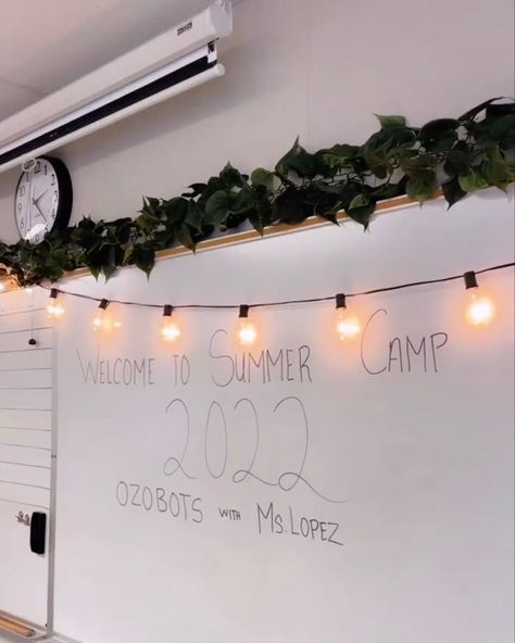 Highschool Classroom Decor, Boho Classroom Theme, Classroom Whiteboard, Boho Classroom, Classroom Decor High School, Classroom Makeover, Decoration Lights, Future Teacher, New Classroom