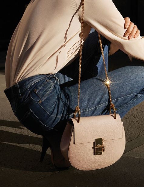 blush Chloe Drew bag #style #fashion #jeans Chloé Bag, Chloe Drew Bag, Tas Mini, The Zoe Report, Chloe Handbags, Bowling Bags, Best Handbags, Iconic Bags, Burberry Handbags