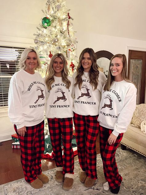 Friends Christmas Pajamas, Friends Matching Christmas Pjs, Christmas Pj Pants Outfit, Christmas Pijamada Ideas, Matching Christmas Pajamas Friends, Pajama Christmas Party Ideas, Christmas Pj Party Outfit, Matching Christmas Pajamas Best Friends, Christmas Pj Ideas