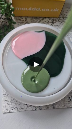 Epoxy Resin Art Ideas Diy, Resin Gift Ideas, Resin Works, Diy Uv Resin, Lost Frequencies, Resin Bowl, 3d Epoxy, Resin Art Supplies, Colored Epoxy