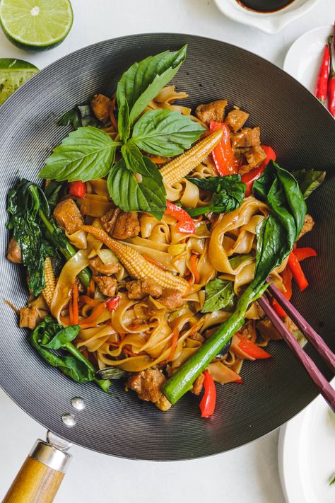 Vegan Thai Recipes, Okonomi Kitchen, Noodles With Vegetables, Thai Drunken Noodles, Pad Kee Mao, Thai Vegan, Soy Meat, Drunken Noodles, Vegan Fish