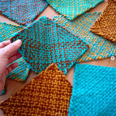 Make blankets with woven squares – The Pin Loom Weaving Design Hub Weave It Loom, Weaving Blanket Loom, Nailbinding Projects, Scrap Wool Fabric Projects, Hexagon Loom Weaving, Beginner Loom Weaving, Weaving Designs Ideas, Small Weaving Projects Ideas, Pin Weaving Projects