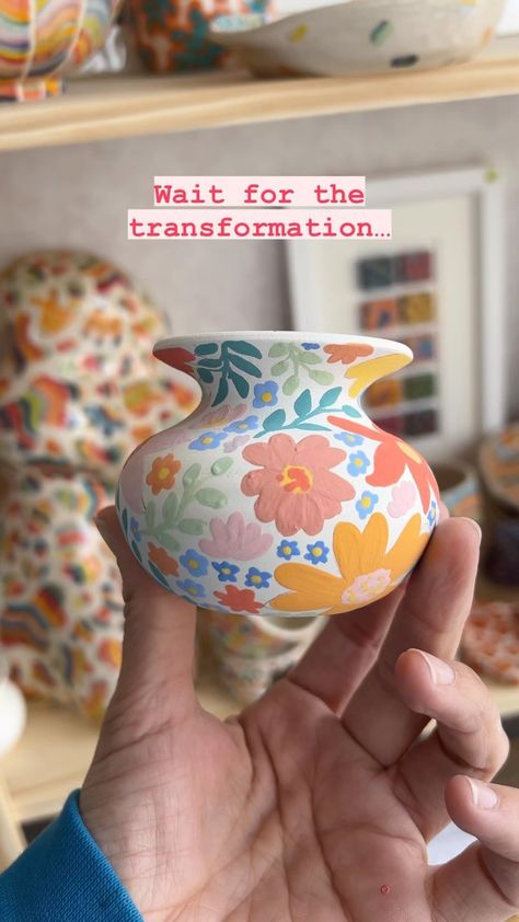 Vase Decorating Ideas Pottery, Floral Ceramic Vase, Pottery Vases Painting Ideas, Clay Flower Vase Painting Ideas, Painted Pottery Flowers, Pottery Painted Vase, Paint Your Own Pottery Vase, Things To Make As Gifts, Flower Vase Pottery Painting