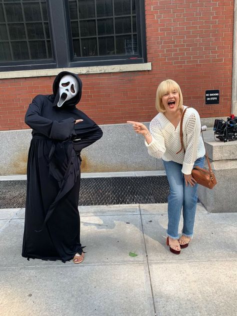 Ghost Face And Drew Barrymore, Scream Costume Duo, Ghost Face Halloween Costume, Scary Costume Ideas, Scary Couple Halloween Costumes, Drew Barrymore Scream, Ghost Face Costume, Casey Becker, Scary Couples Costumes