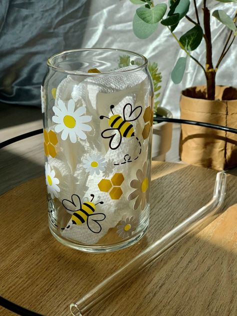 Beer Glass Design, Glass Tumbler Design, Glass Iced Coffee Cup, Painting Glass Jars, Idee Cricut, Cute Coffee Cups, Glass Painting Designs, Glass Bottle Diy, Coffee Cup Design