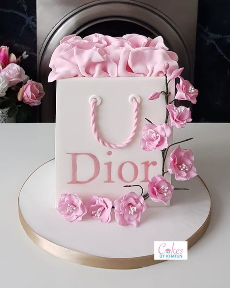 Dior Cake, Paris Themed Cakes, Handbag Cakes, Paris Cakes, Custom Birthday Cakes, Sculpted Cakes, 18th Birthday Cake, Idea Photo, Cake Accessories