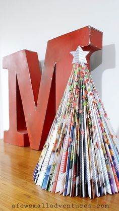 Magazine Christmas Tree, Christmas Tree Ideas For Kids, Book Christmas Tree, White Christmas Tree Ideas, Garland Ideas, Flocked Christmas Trees Decorated, Christmas Crafts For Kids To Make, How To Make Christmas Tree, White Christmas Trees