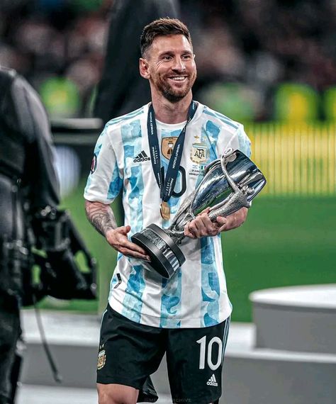 Messi Finalissima 2022 Lio Messi, Football Trophies, Messi Vs, Messi Photos, Lionel Andrés Messi, Leonel Messi, Cristiano Ronaldo Lionel Messi, Messi Argentina, Travel Pictures Poses