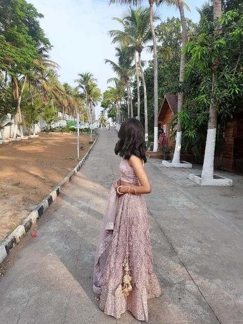 Lahenga Pose Idea, Lehenga Pics, Lehnga Photoshoot Poses, Girl Aesthetic Faceless, Tamasha Movie, Simple Lehenga, Nightclub Aesthetic, Desi Aesthetic, Stylish Photo Pose