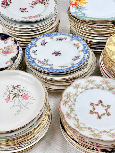 Vintage Plates Wedding, Plates Wall Decor, China Dessert, Vintage Table Setting, Plates Wall, Wall Decor Wedding, Mismatched China, Dessert Aux Fruits, Eclectic Wedding