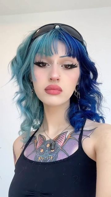 Split Dyed Hair Medium Length, Split Dye Hair Colors, Funky Hair Dye Ideas, Hair Color Ideas Bright Colors, Split Dyed Hair Color Ideas, Blue Hair Split Dye, Split Dyed Hair Blue, Blue Split Dye Hair, Cool Colored Hair