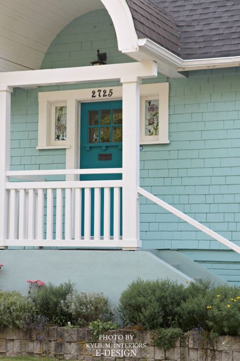 Front door teal colour similar to Sherwin Williams Gulfstream, siding close to Benjamin Moore Covington Blue, white trim. Photo via Kylie M E-design Exterior Paint Colours, Teal Front Doors, Teal House, Teal Door, Blue Front Door, Turquoise Front Door, Front Door Paint Colors, Door Colors, Beach House Exterior