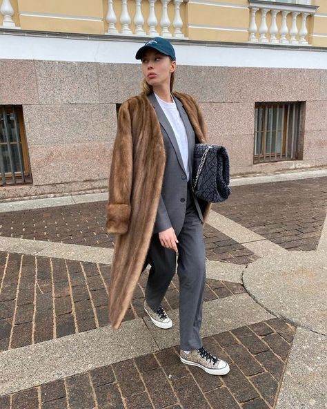 Fur Jacket Outfit Casual, Mink Coats Outfit, Brown Fur Coat Outfit, Fur Coat Street Style, Fur Coat Outfits, Vintage Fur Jacket, Mink Fur Coat Women, Fur Jacket Outfit, Brown Fur Coat