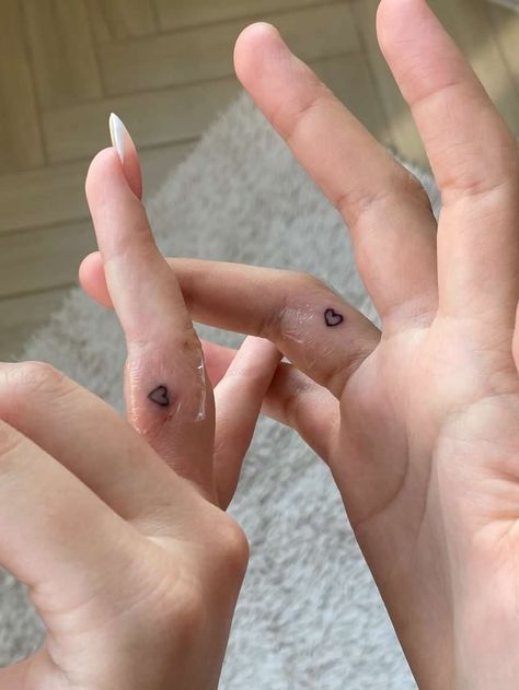 Tattoo Ideas Female Couple, Small Matching Tattoos Aesthetic, Cute Matching Tattoos For Mother And Daughter, Relationship Tattoos Small, Cute Tiny Tattoos Matching, Cute Boyfriend Girlfriend Tattoos, Heart Tattoo On Finger For Women, Matching Tattoos Girlfriends, Matching Tattoo Boyfriend