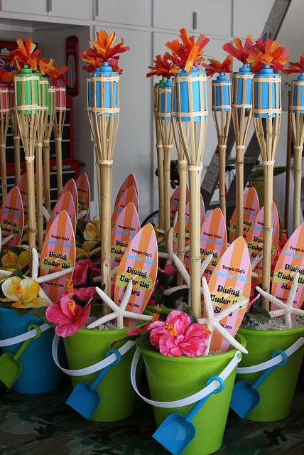 I like these, the could be used for centerpieces and giveaways at the end of the party.  What a cute idea for a summer pool party or beach party. Teen Beach Party, Festa Moana Baby, Hawaiian Party Decorations, Moana Birthday Party, Hawaiian Birthday, Moana Party, Hawaii Party, Luau Theme, Luau Birthday