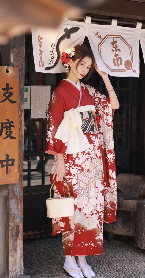 Traditional Japanese Clothing Woman, Red Yukata, Kimono Outfit Japanese, Pose Mannequin, Yukata Women, Kimono Traditional, Japanese Traditional Clothes, Fall Photo Shoot Outfits, Japanese Yukata