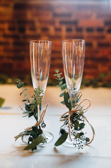 Wedding Glasses Ideas with Fresh Herbs Champagne Glasses Decorated, Greenery Wedding Ideas, Greenery Wedding Decor, Rustic Wedding Decorations, Warehouse Wedding, Wedding Glasses, Champagne Wedding, Greenery Wedding, Champagne Flutes