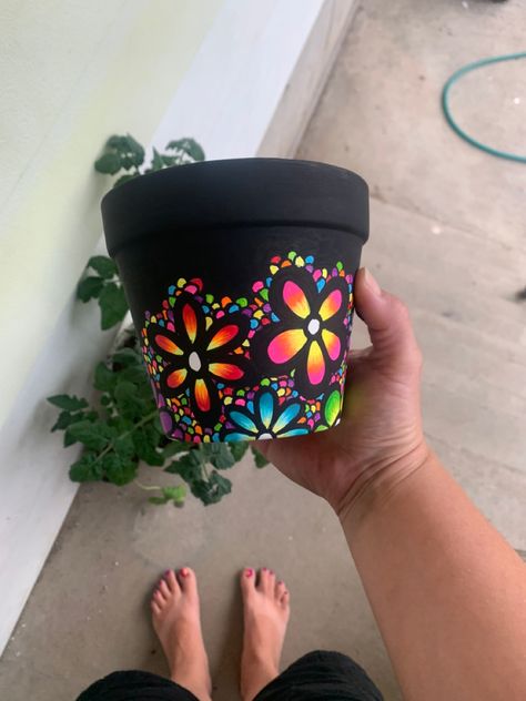 Mandala Art Pot Painting, Mexican Flower Pot Painting Ideas, Flower Pot Painting Ideas Creative, Terra Cotta Pot Painting, Mini Clay Pot Crafts, Plant Pots Crafts, Painted Flower Pot, Plants And Pots, Terra Cotta Pot Crafts Diy