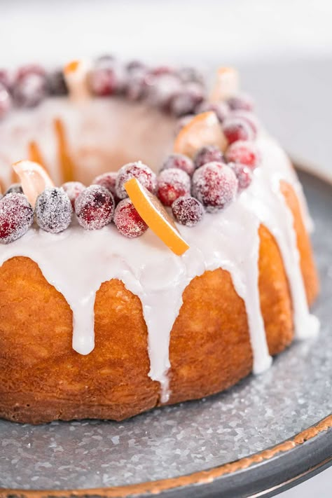 This cranberry orange bundt cake is a gorgeous dessert for the holidays and easily made thanks to a boxed cake mix! Bundt Cake Decorations, Sugar Cranberries, Orange Flavoured Cake, Cranberry Bundt Cake, Cranberry Orange Bundt Cake, Blueberry Coffee Cake Recipe, Lemon Cranberry, Orange Bundt Cake, Breakfast Cookie Recipe