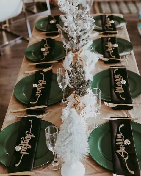 Emerald Green Christmas Table Decor, Green And Gold Christmas Table Decor, Green Christmas Table Settings, Christmas Party Place Settings, Green Christmas Table Decor, Green And Gold Christmas Table, Black Christmas Table, Pnw Christmas, Glam Christmas Party