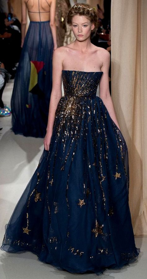 BLUE & TURQUOISE PRINTED DRESSES Detail Couture, 2015 Couture, Valentino Gowns, Haute Couture Paris, Valentino Haute Couture, Collection Couture, Valentino Couture, Chique Outfits, Runway Dresses