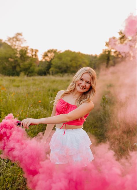 Thirteen Birthday Photo Shoot Ideas, Rose Gold Sweet 16 Photo Shoot, Senior Picture Ideas With Balloons, Sweet 16 Portraits Photo Ideas, Birthday Pics Outside, 15 Birthday Picture Ideas, 13 Bday Photoshoot Ideas, Teen Photoshooting Ideas Birthday, 15 Birthday Photoshoot