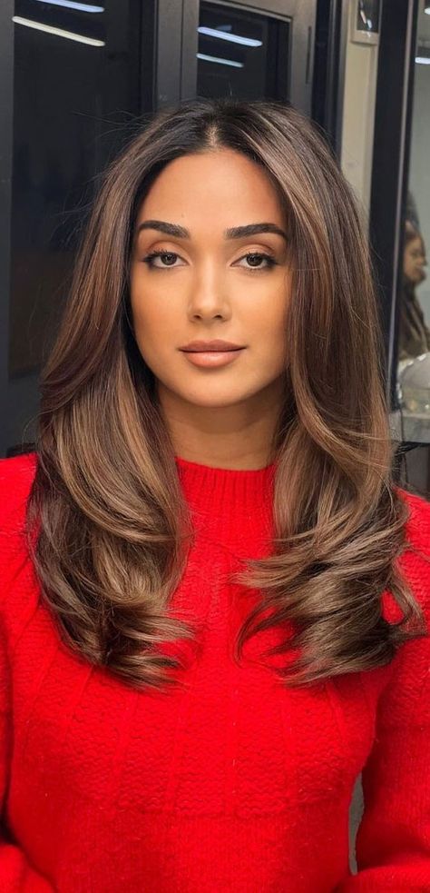 Indians With Blonde Hair, Brown Skin Hair Highlights, Latest Highlights Color Trends 2023, Hair Colour Ideas For Medium Hair, Toffe Brown Hair Color, Hair Colour For Indian Skin Straight Hair, Blonde Hair For Indian Skin, Hair Color Ideas For Brown Skin Tone Indian Women, Hair Highlights For Dark Skin Tone