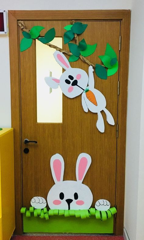 ♥ Easter Classroom Decorations, Påskeaktiviteter For Barn, Easter Classroom, Paper Flower Wall Hanging, Beautiful Paper Flowers, School Kids Crafts, School Board Decoration, School Door Decorations, Easter Arts And Crafts